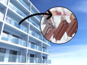 sfondo condominio e freccia che indica in tondo infissi di diverso colore