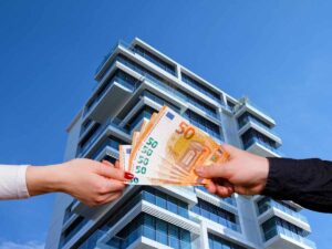 sfondo condominio e mani con banconote euro