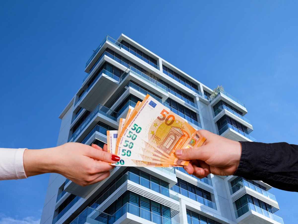 sfondo condominio e mani con banconote euro