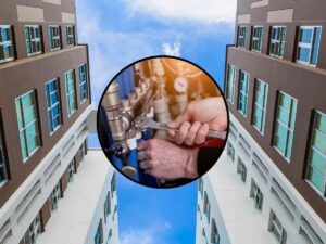sfondo condominio e tondo con mano e chiave inglese