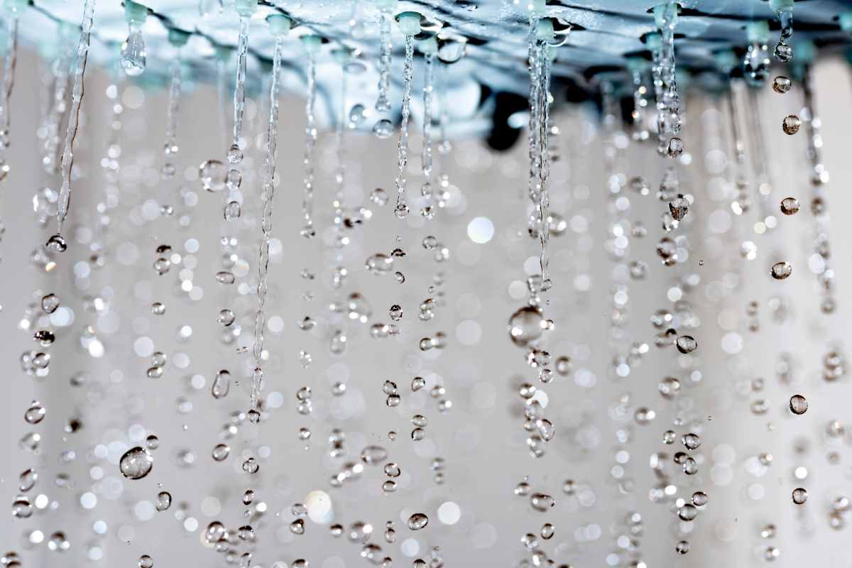 acqua che esce dalla doccia vista da vicino