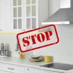 Una cucina con in primo piano un segnale di "Stop"