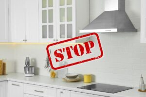 Una cucina con in primo piano un segnale di "Stop"