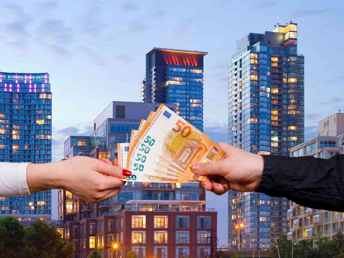 sfondo condominio e banconote 50 euro scambiate tra mani