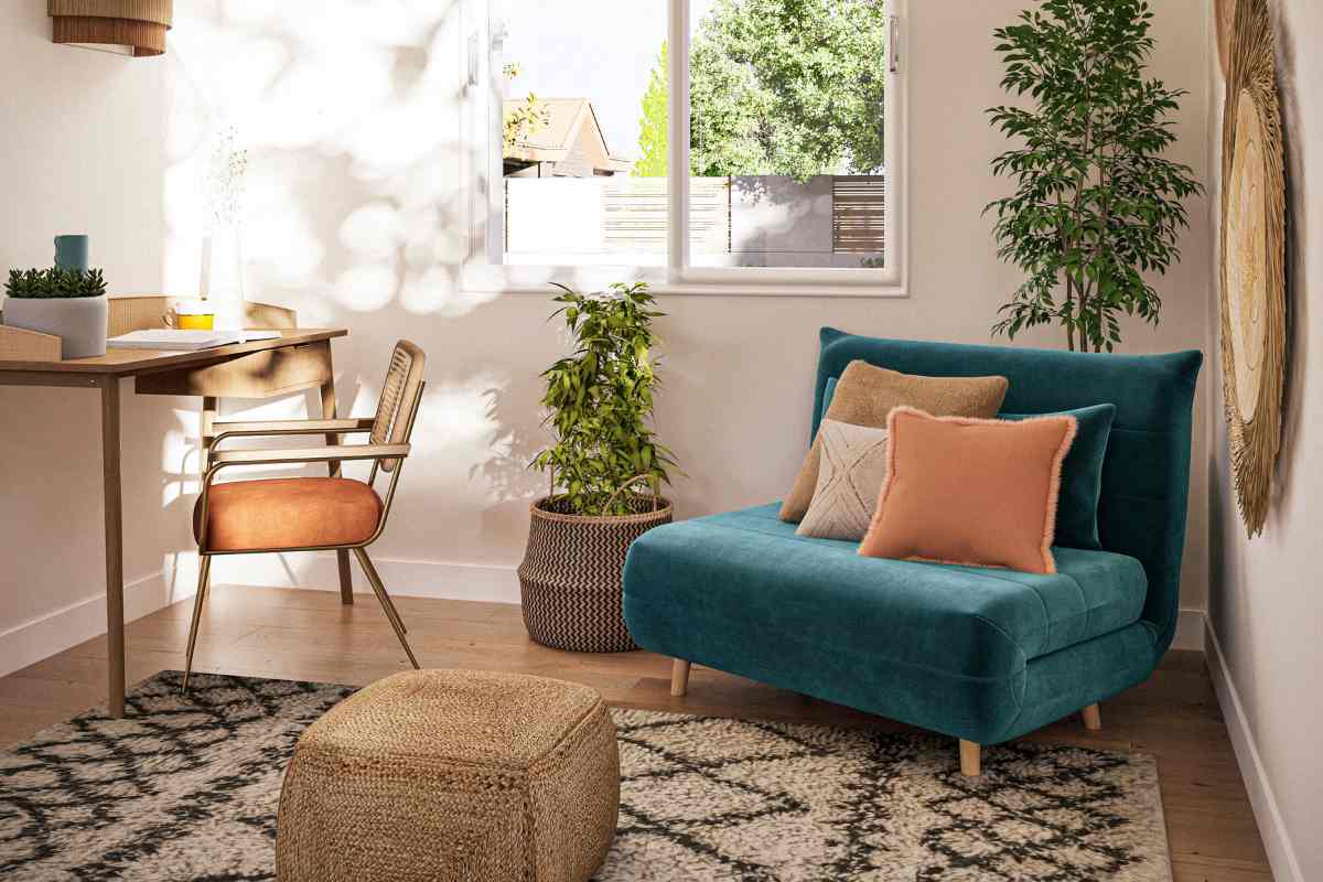Divanetto pieghevole in velluto Maisons du Monde nell'angolo di una stanza vicino alla scrivania