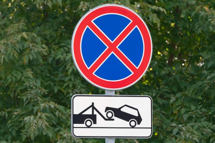 un segnale di divieti di sosta e fermata con un pannello integrativo di carico auto