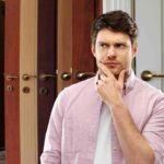 Uomo perplesso e porte