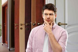Uomo perplesso e porte