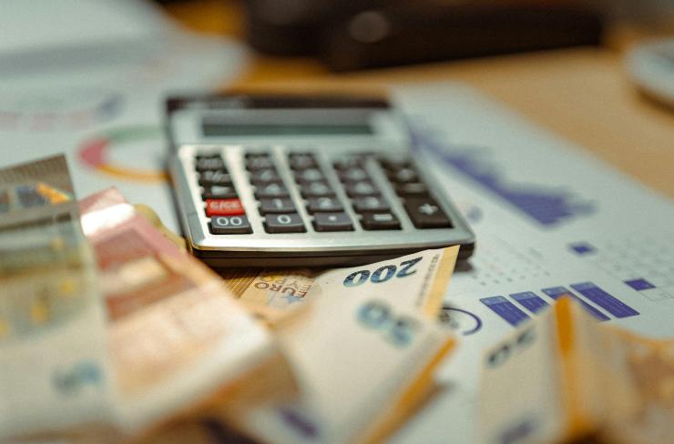Calcolatrice e banconote