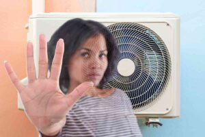 Motore condizionatore e donna con mano in avanti