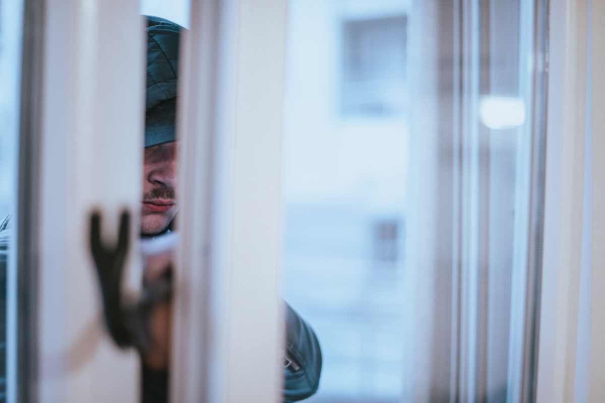 ladro tenta di aprire la porta