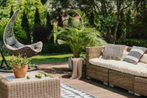 Giardino arredato con divani e poltrone