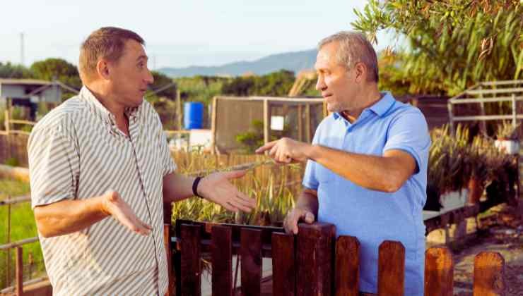 due uomini che discutono