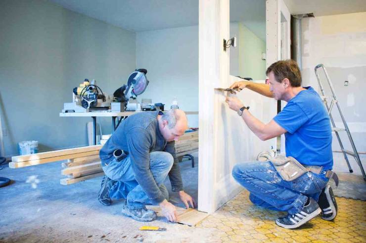 muratori al lavoro in una casa