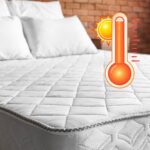 Materasso con cuscini con in alto a destra un termometro rosso che segna una temperatura alta