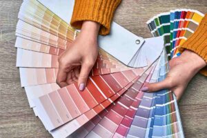 una donna che sta scegliendo il colore da una paletta dei colori