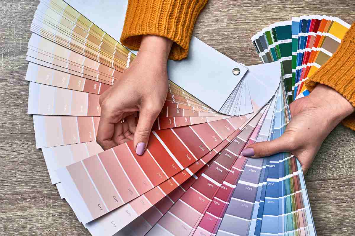 una donna che sta scegliendo il colore da una paletta dei colori