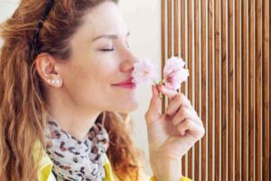 Donna sente profumo di fiori