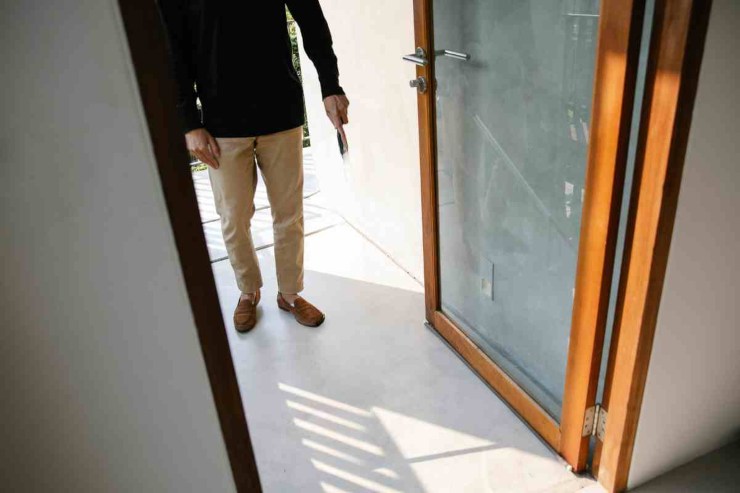 Uomo entra in casa