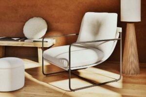 una delle poltrone in offerta Maisons du Monde in un angolo del soggiorno