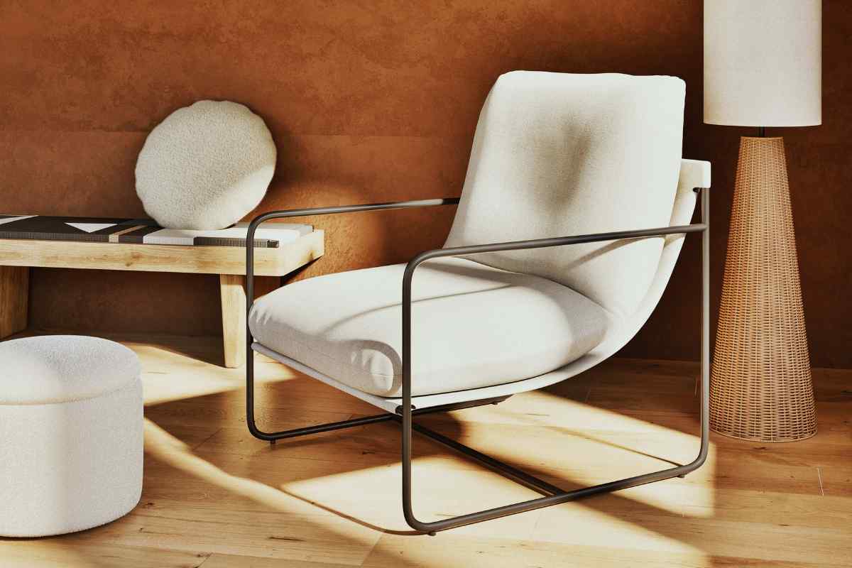 una delle poltrone in offerta Maisons du Monde in un angolo del soggiorno