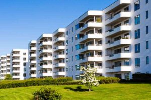 un grande condominio