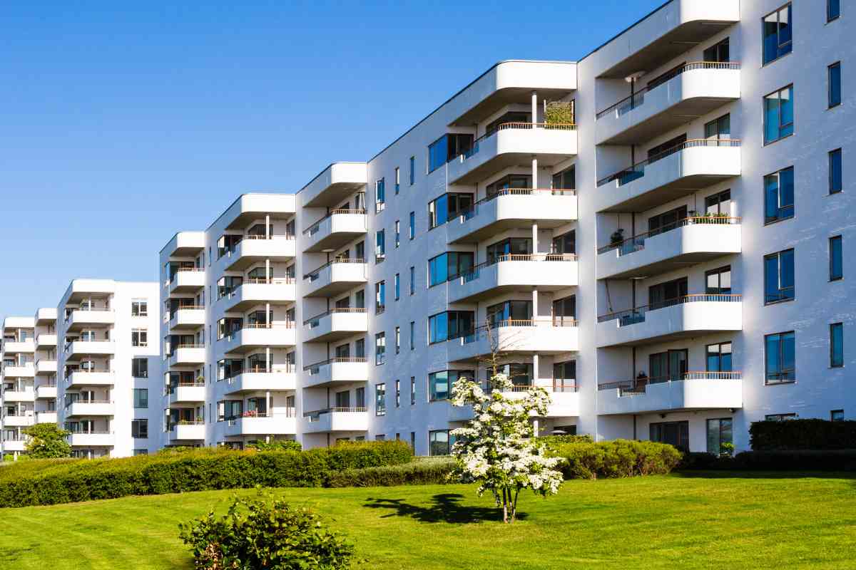 un grande condominio