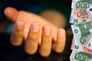 Mano in avanti e soldi