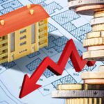 sfondo casa in miniatura e documenti catasto e monete euro con freccia in giù