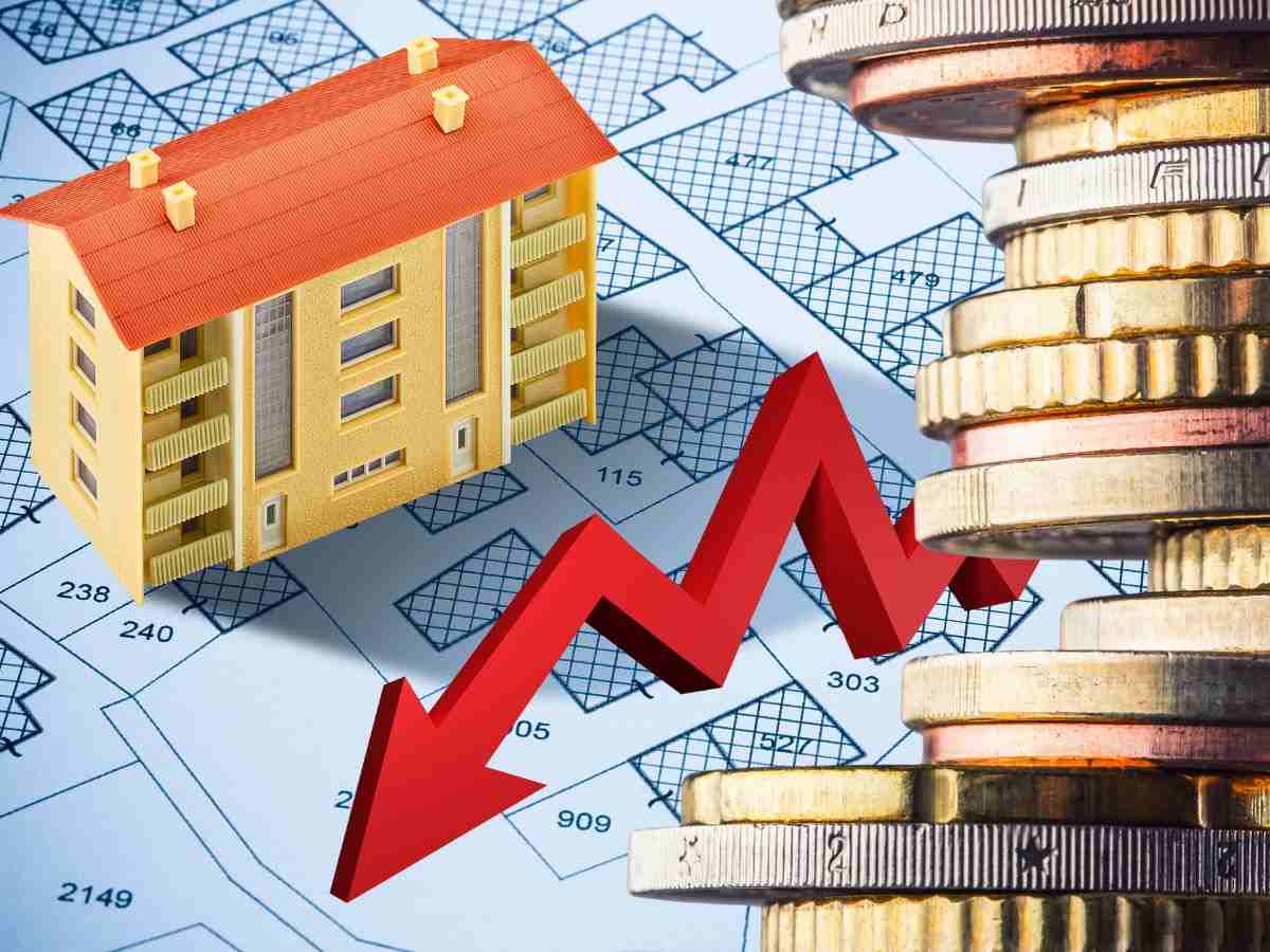 sfondo casa in miniatura e documenti catasto e monete euro con freccia in giù