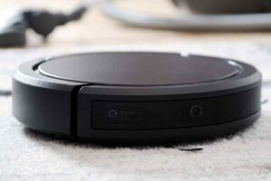 Robot aspirapolvere che aspira e lava su un tappeto