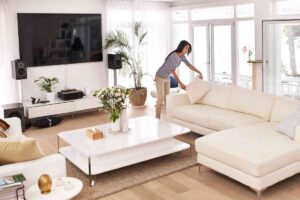 Persone riordina casa