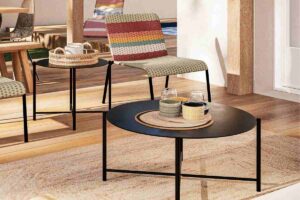 Set aperitivo Maisons du Monde su un tavolino del giardino