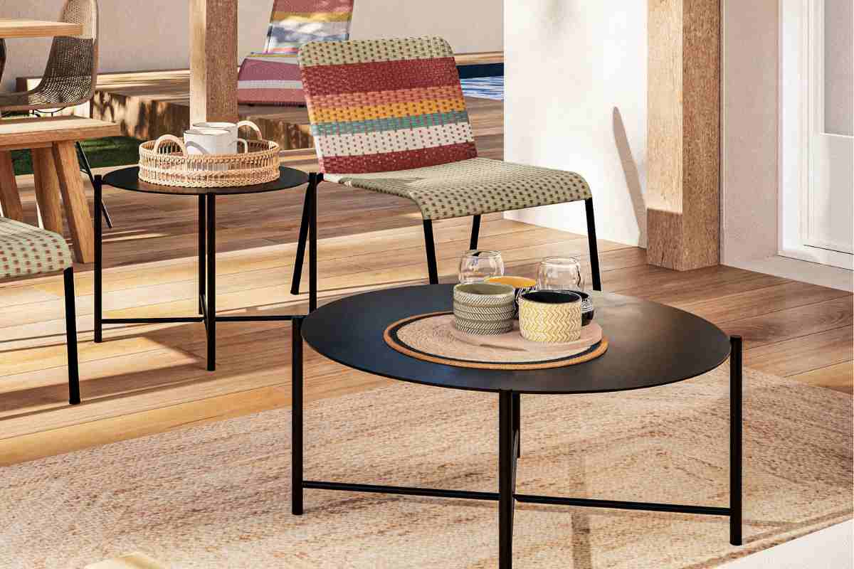Set aperitivo Maisons du Monde su un tavolino del giardino