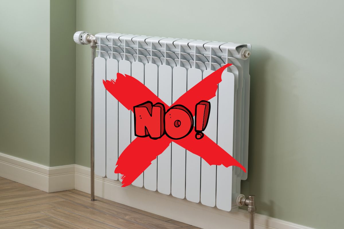 Un termosifone attaccato con una croce sopra che ha scritto sopra "NO!"