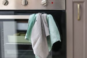 Strofinaccio appeso sullo sportello del forno