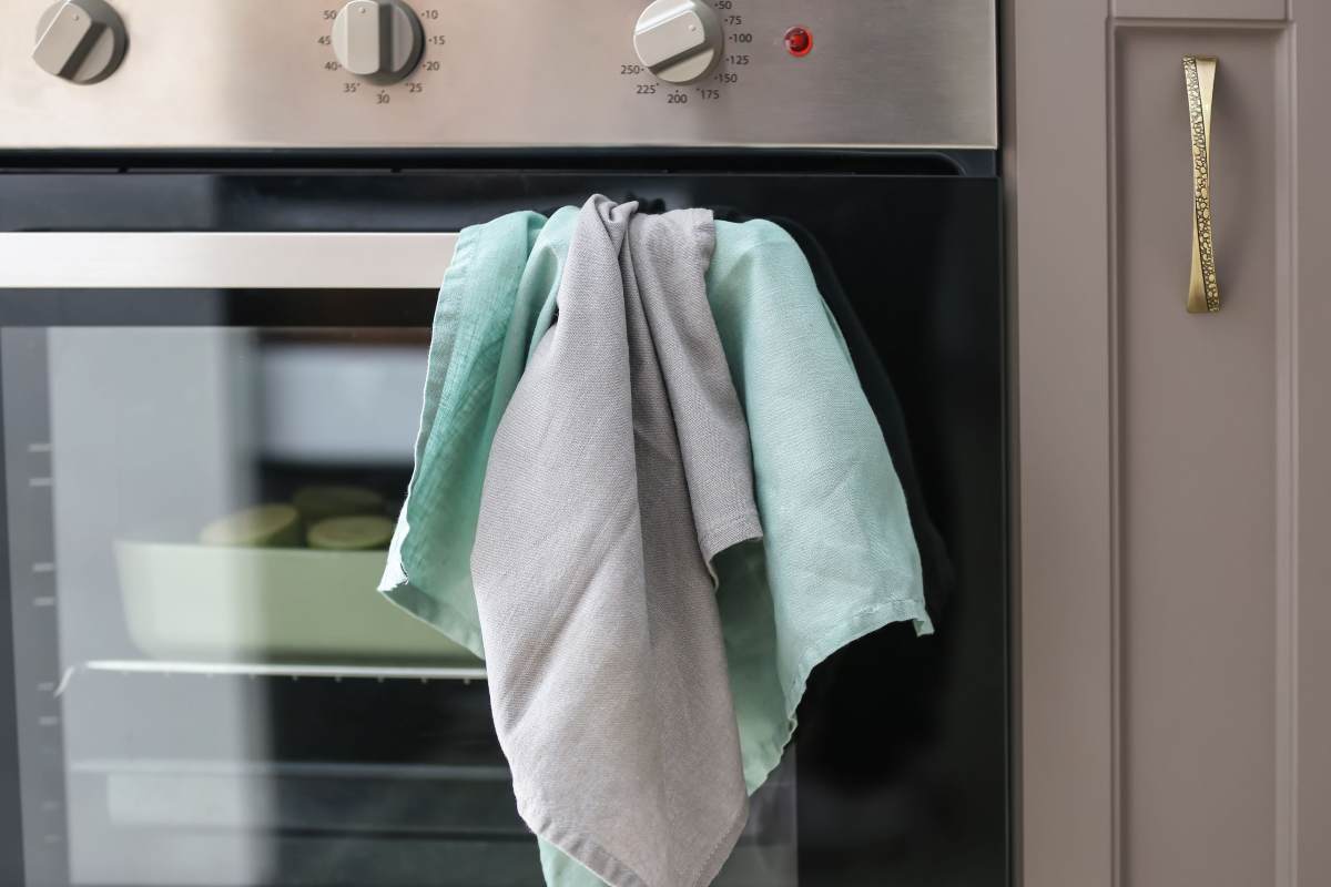 Strofinaccio appeso sullo sportello del forno
