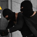 Ladri che provano ad entrare in casa e simbolo attenzione
