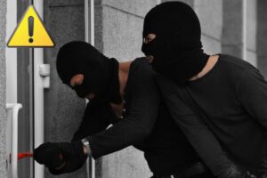 Ladri che provano ad entrare in casa e simbolo attenzione