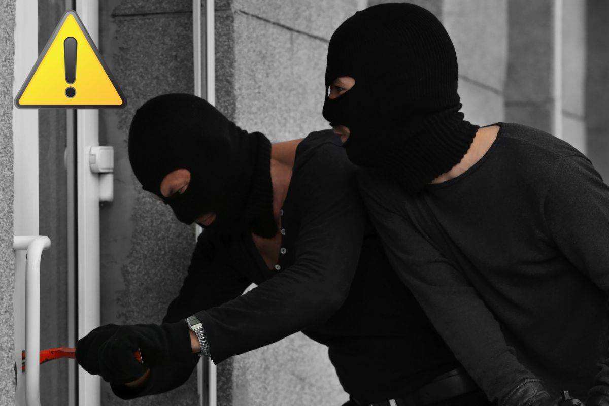 Ladri che provano ad entrare in casa e simbolo attenzione