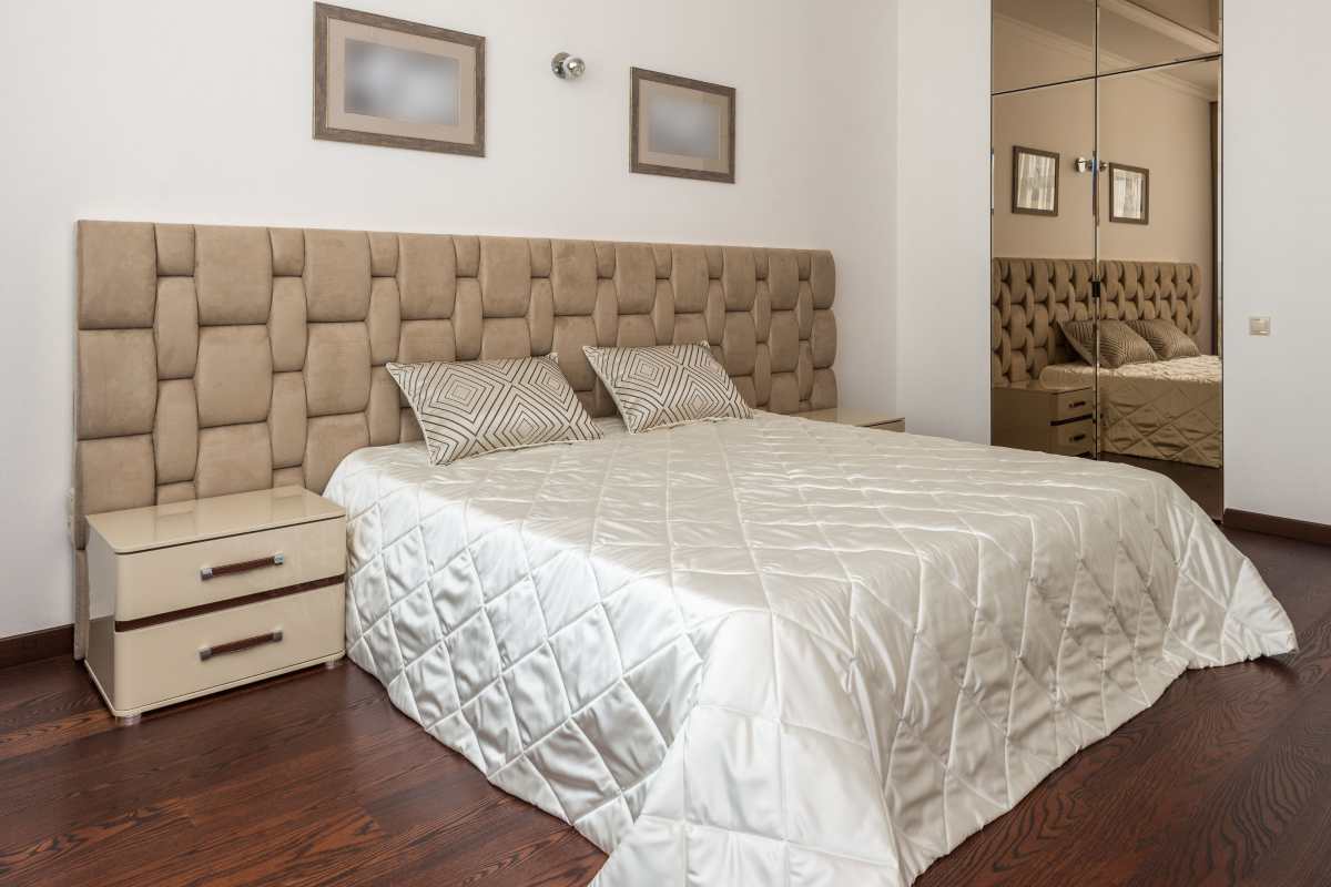 Letto matrimoniale con testiera imbottita beige