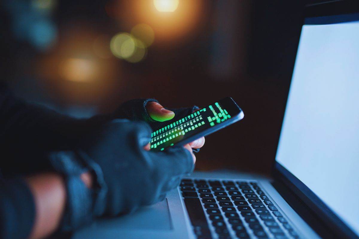 Hacker con cellulare e pc