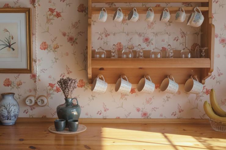 Cucina con carta da parati con rose