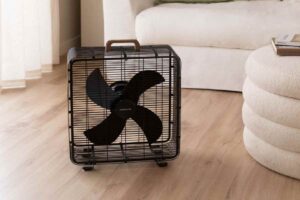 Ventilatore stile industriale in offerta su sklum poggiato per terra