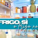 Frigorifero sfocato sullo sfondo e scritta in primo piano