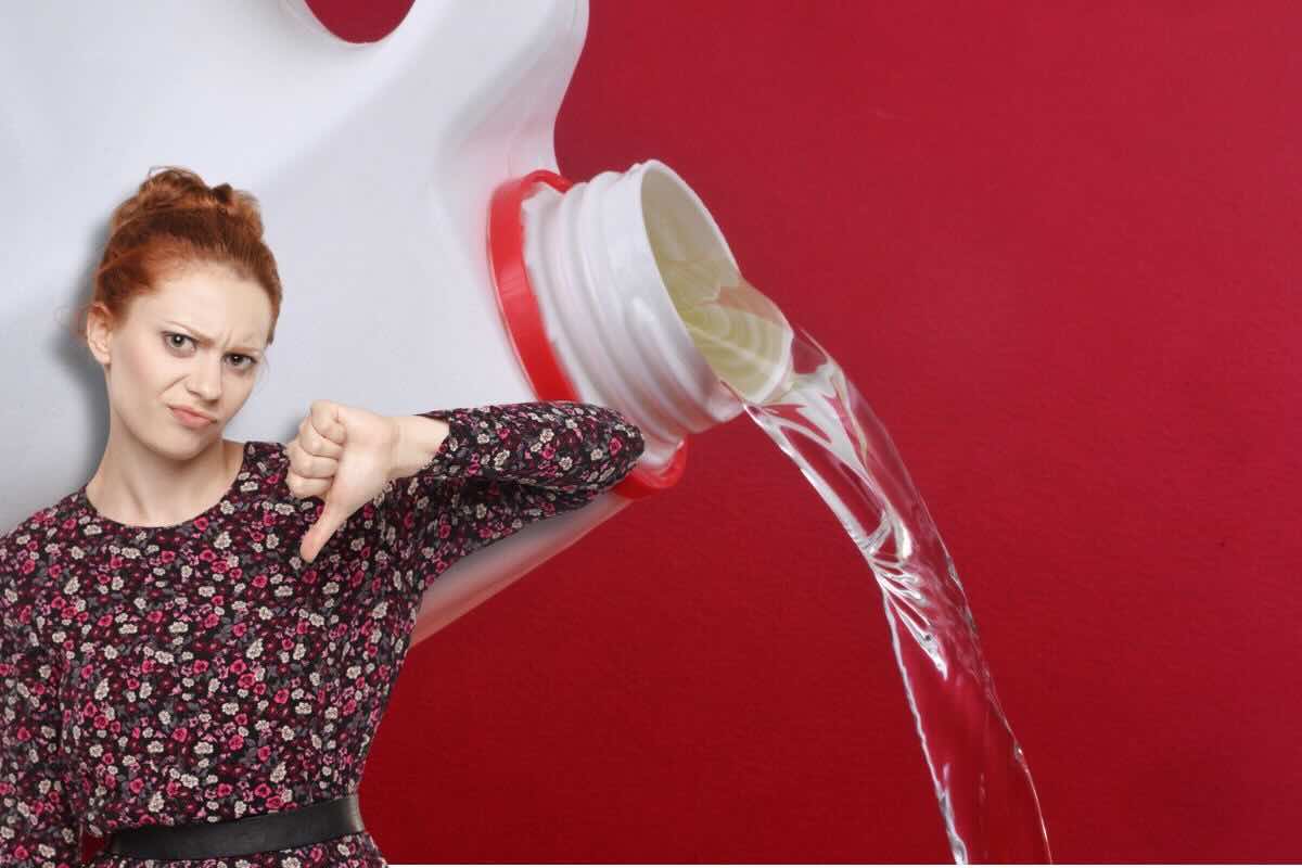 Candeggina, donna pollice in giù