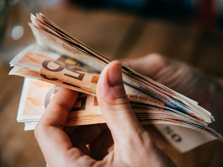 banconote 50 euro in mano