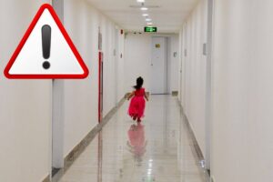 Bambini nel corridoio e simbolo di attenzione