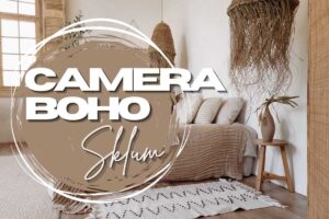 camera in stile boho sullo sfondo e scritte in primo piano