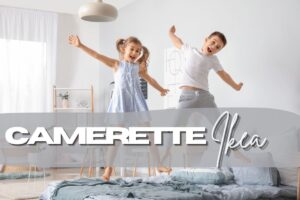 bambini in cameretta e scritte in primo piano